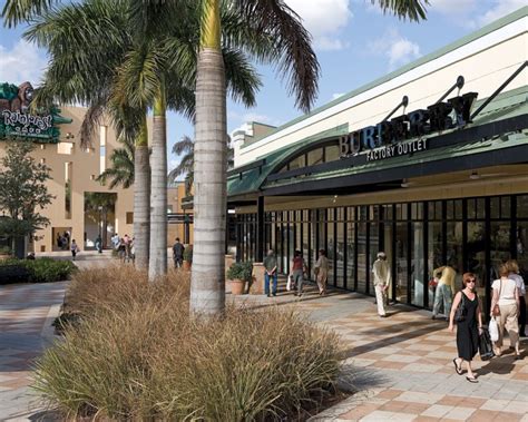 Sawgrass Mills Outlet in Miami .